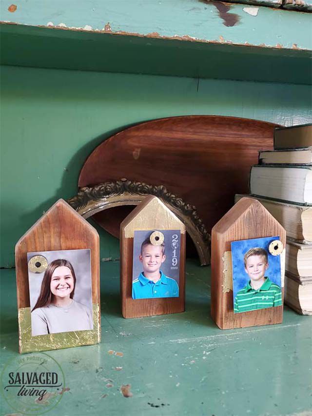 Trois maisons en bois avec des photos d'école