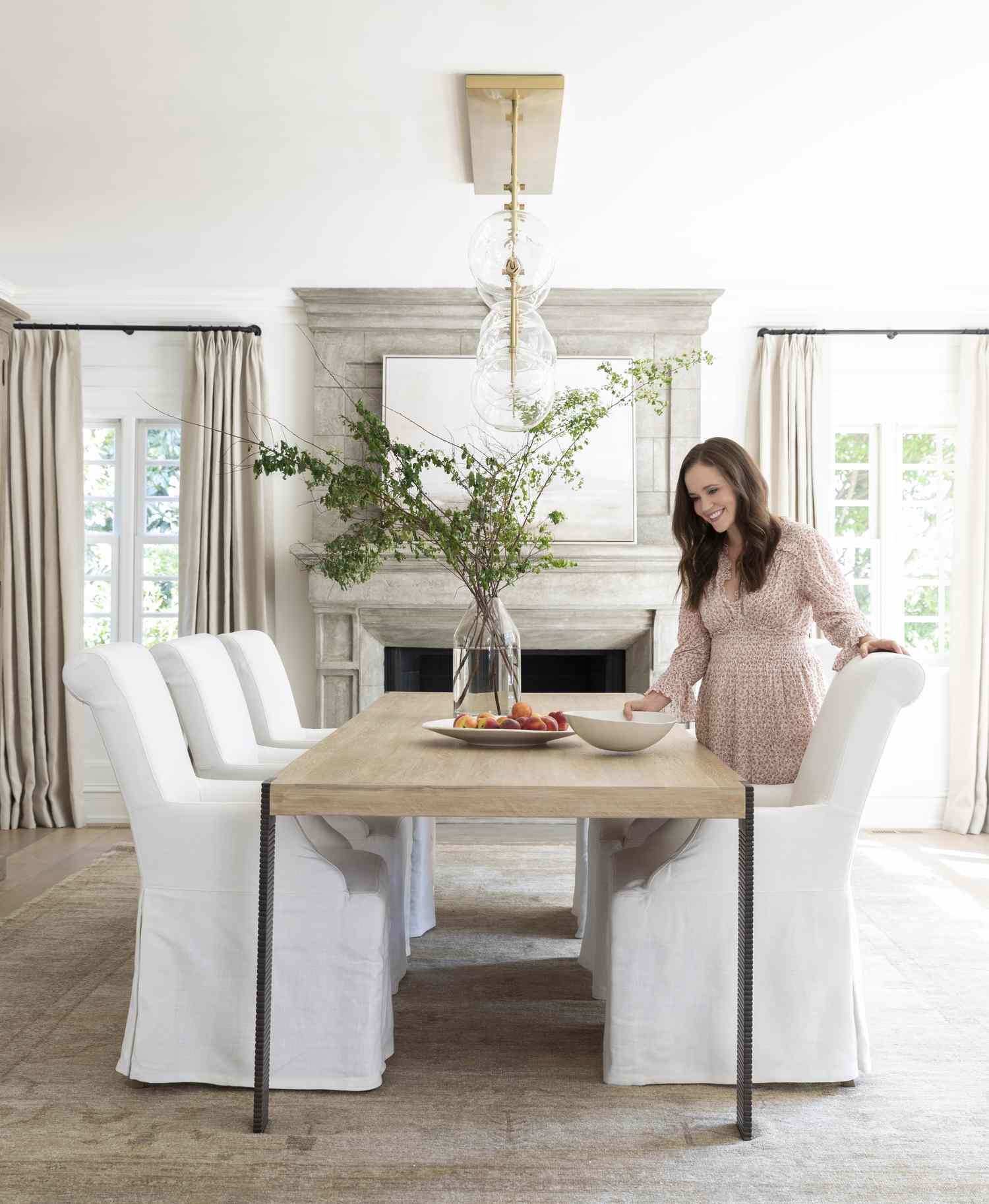 Marie Flanigan posa en una mesa de comedor