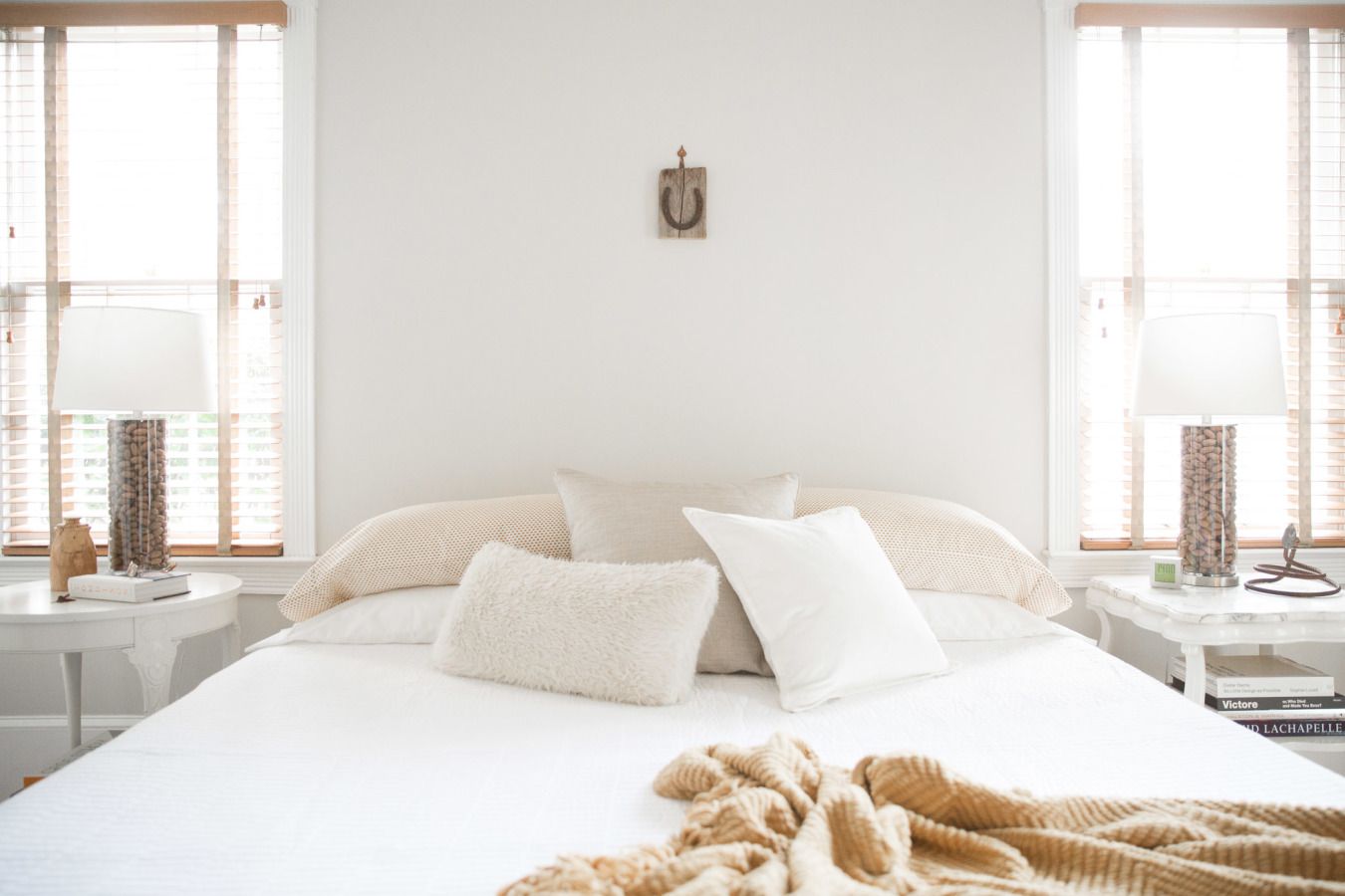 Einfaches und sauberes weißes rustikales Schlafzimmer