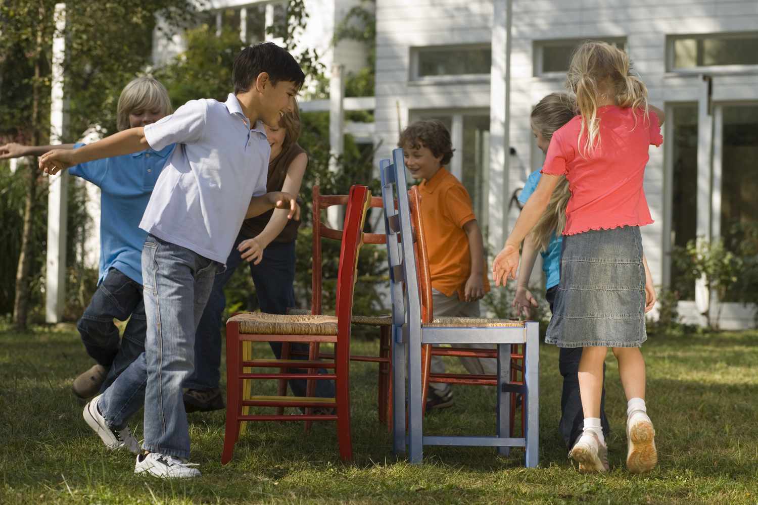 Kinder spielen Musikalische Stühle, Kindergeburtstag