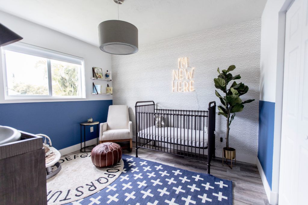 Zeitgenössisches blaues Kinderzimmer mit halber Wandfarbe.