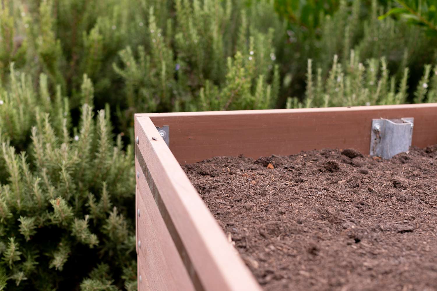 Hochbeet Ecke mit Erde für Gemüsegarten Nahaufnahme