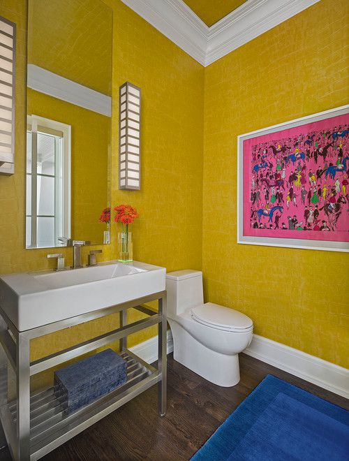 Banheiro colorido com piso de madeira