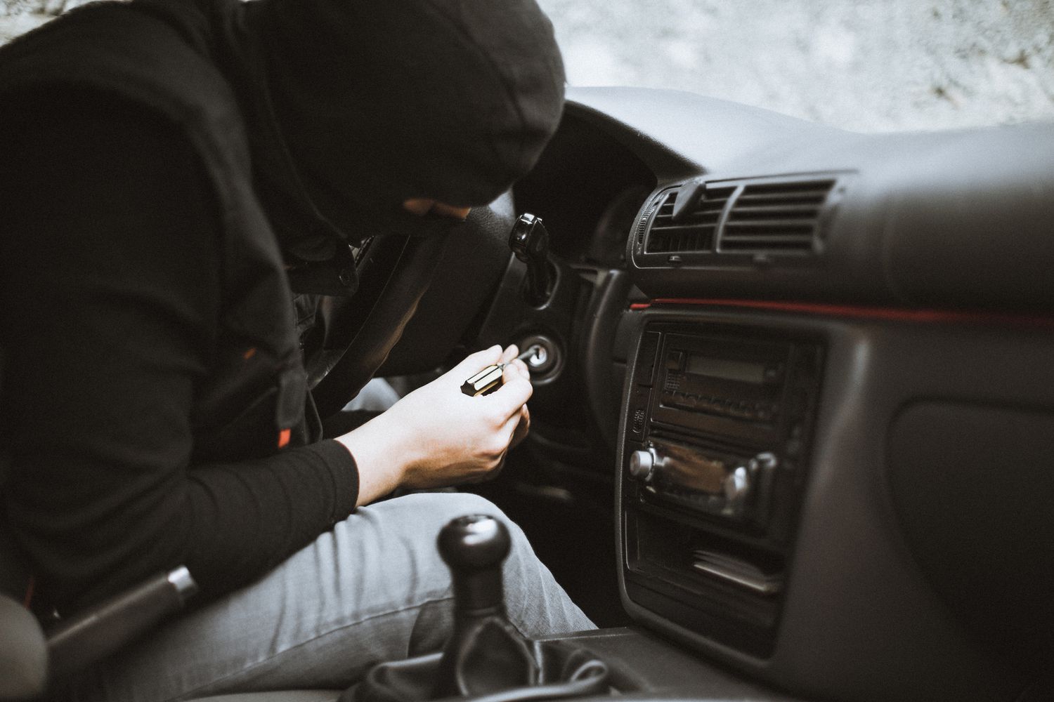 Voleur essayant de démarrer la voiture avec un tournevis