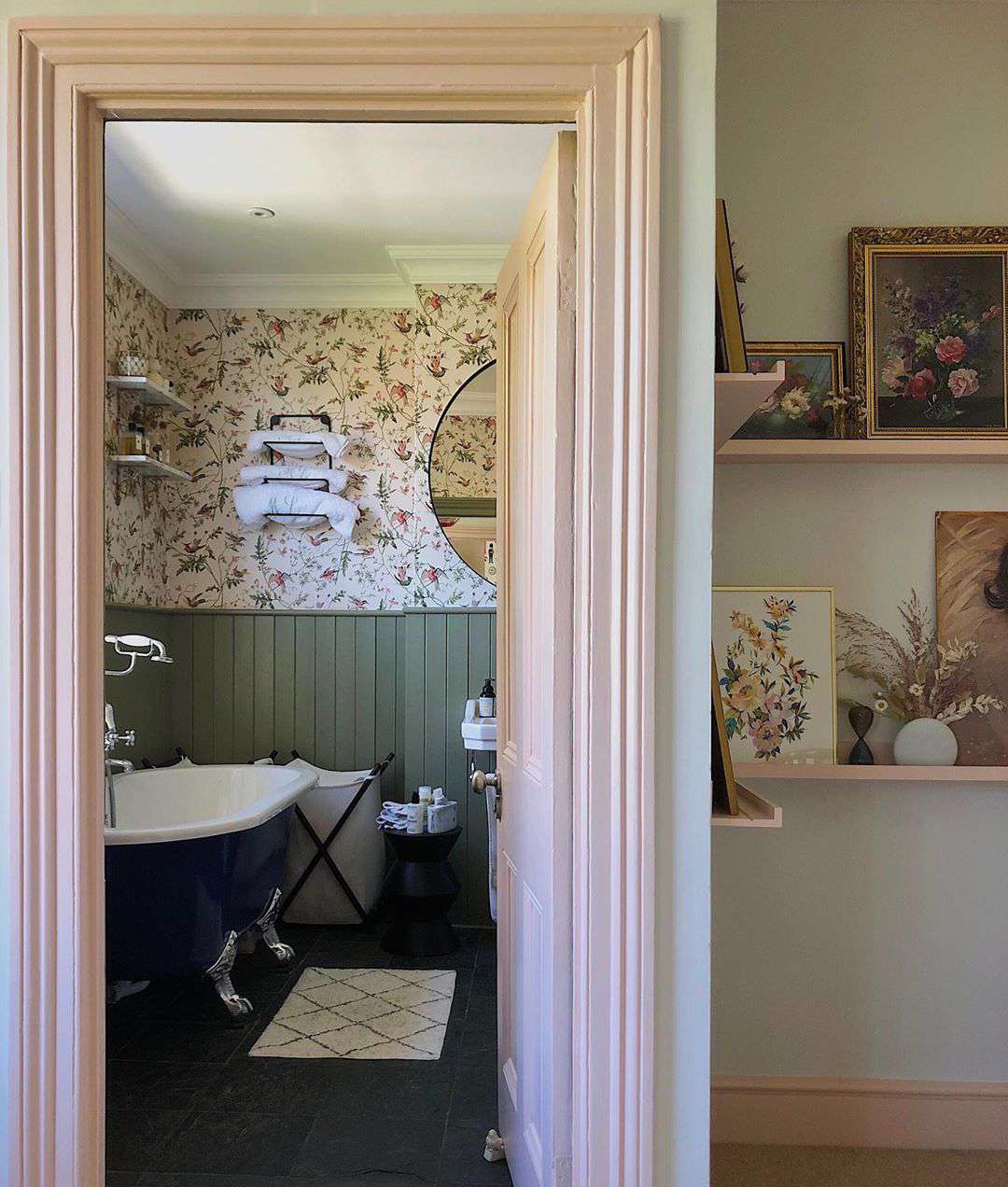 Salle de bain avec peinture vert sourd