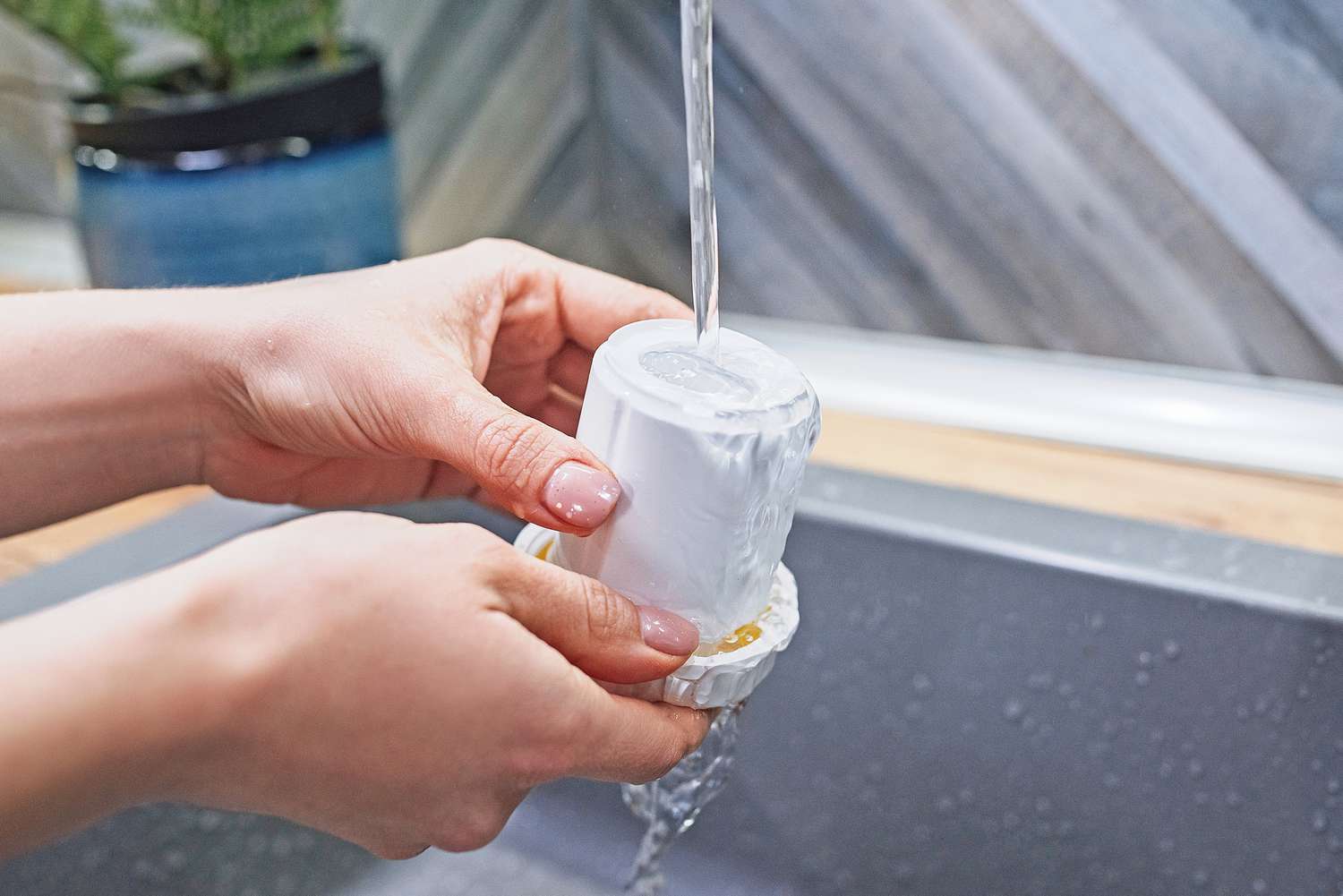 Befeuchterfilter von Hand unter fließendem Spülwasser gewaschen