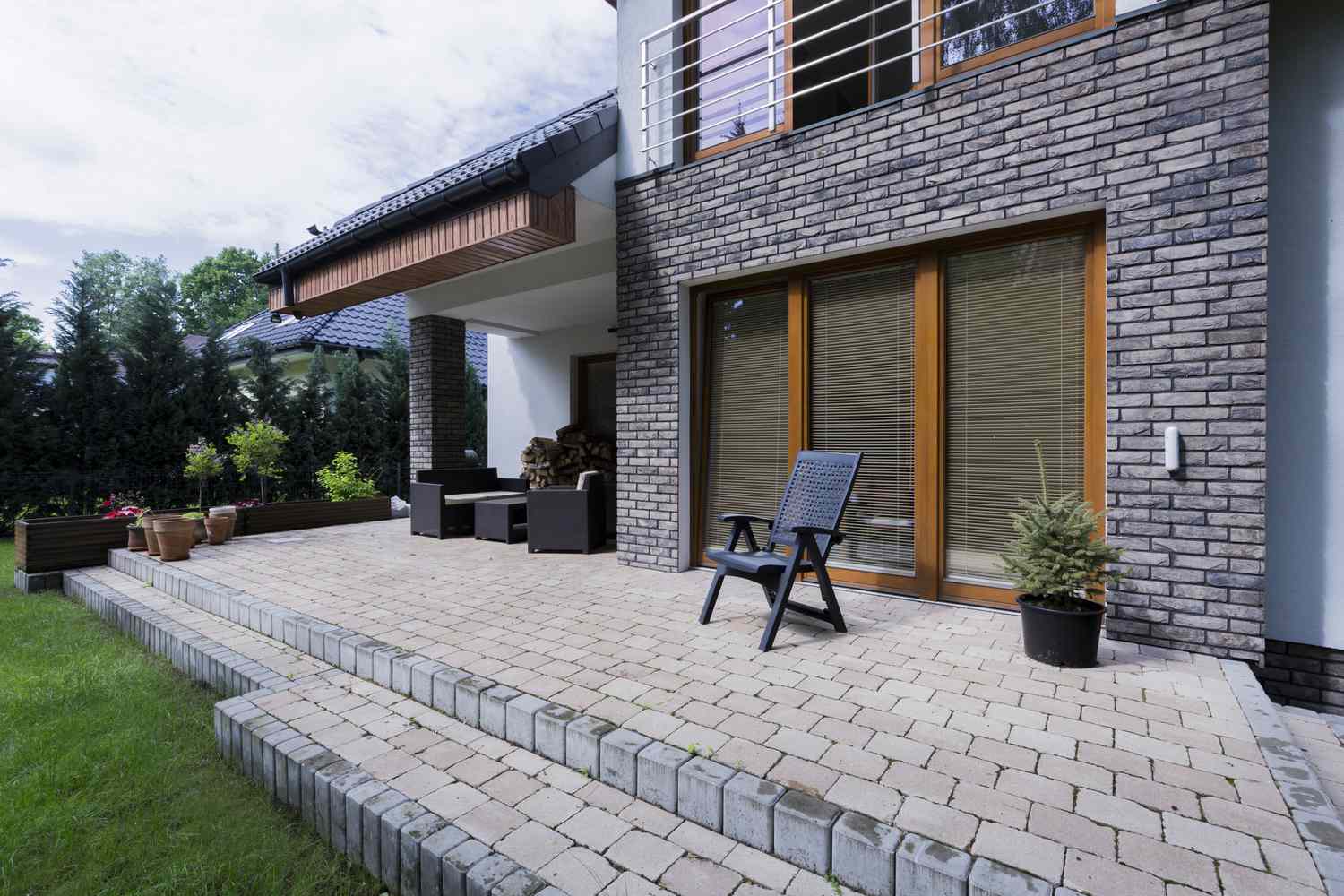 Petite terrasse en béton avec mobilier