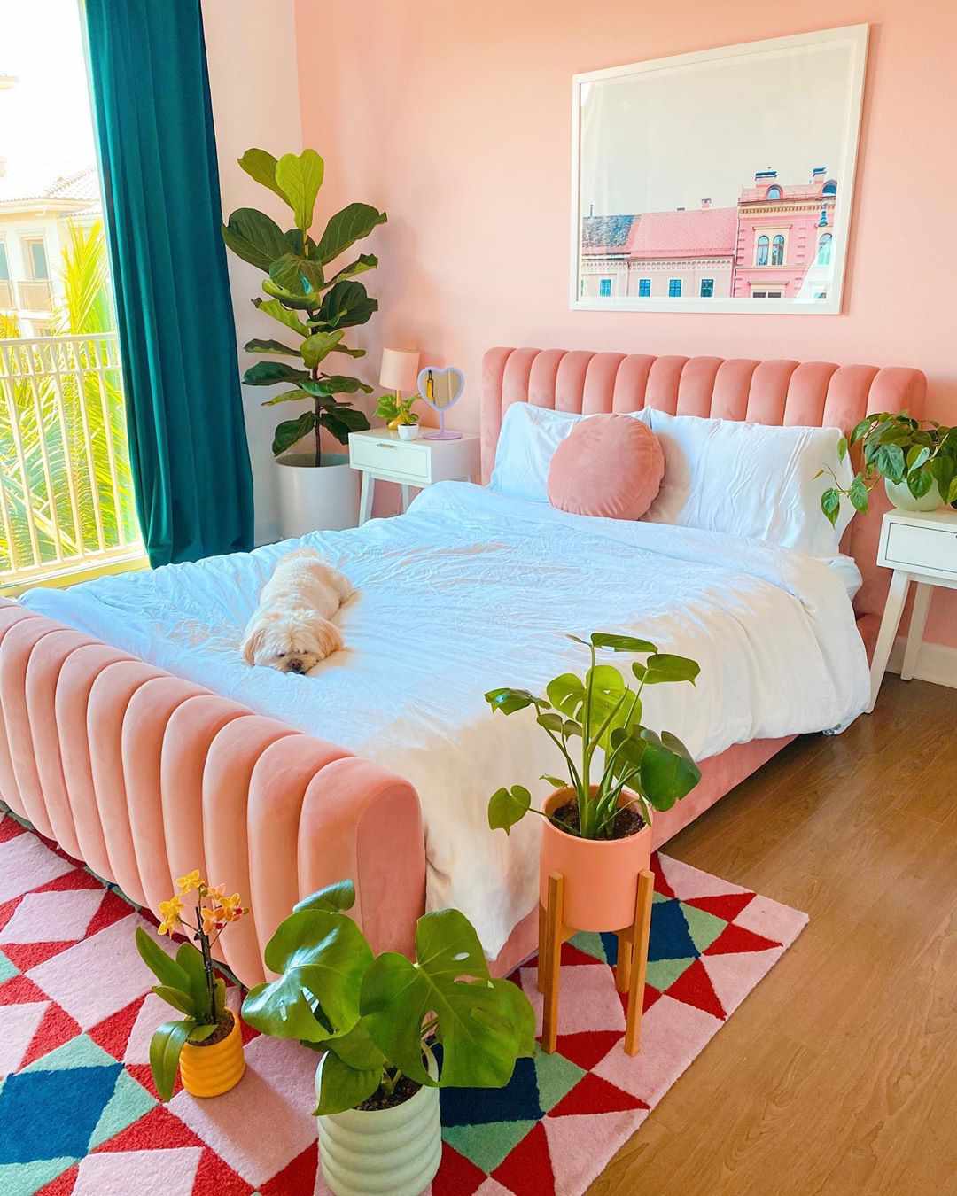 Schlafzimmer mit orange-rosa Akzenten