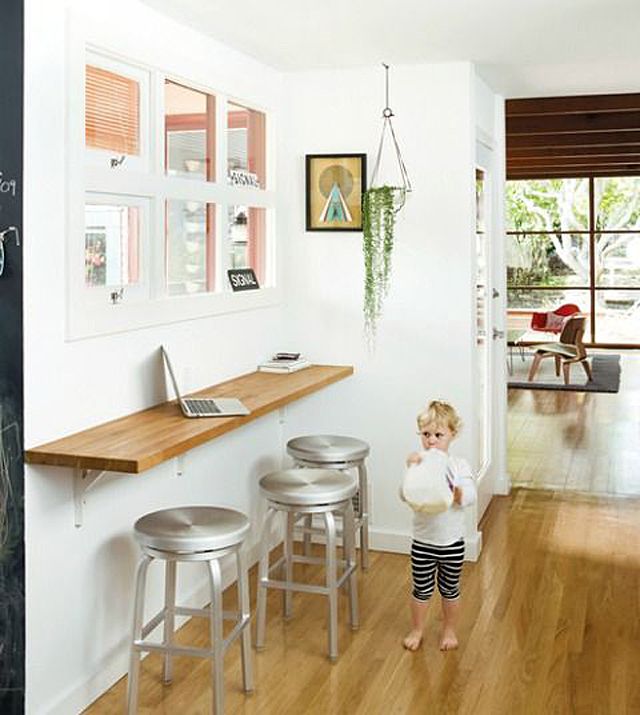 A prateleira de parede simples funciona como bancada de trabalho ou estação de trabalho doméstico