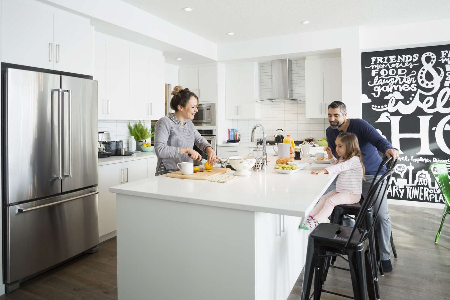 Familia disfrutando del desayuno en la cocina por la mañana