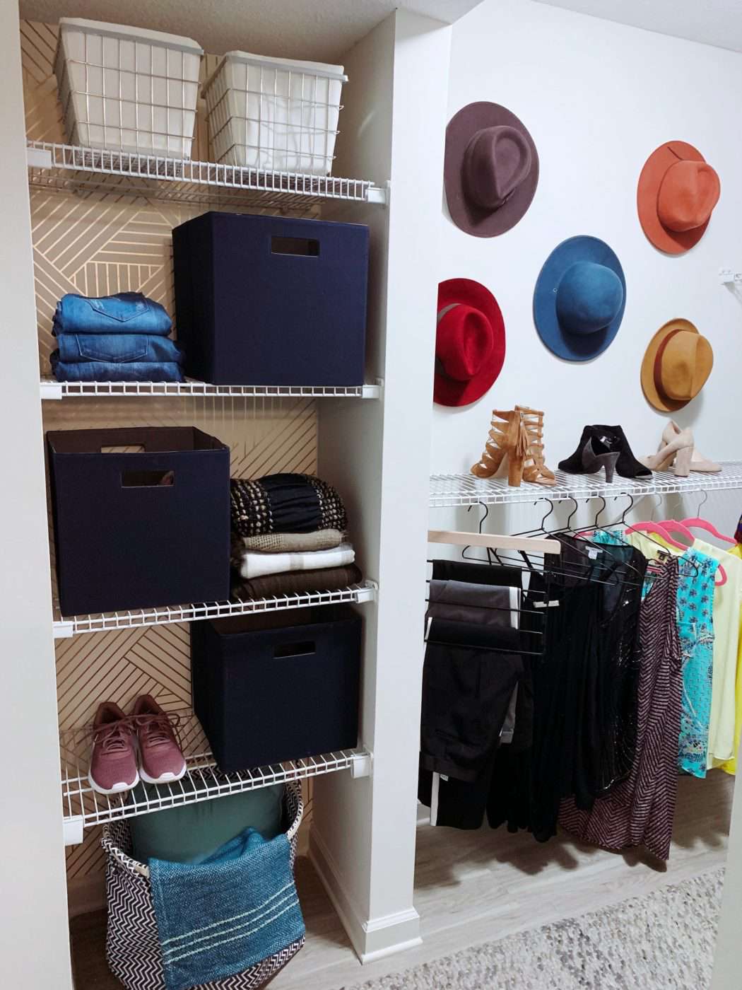 espaço para chapéus no closet