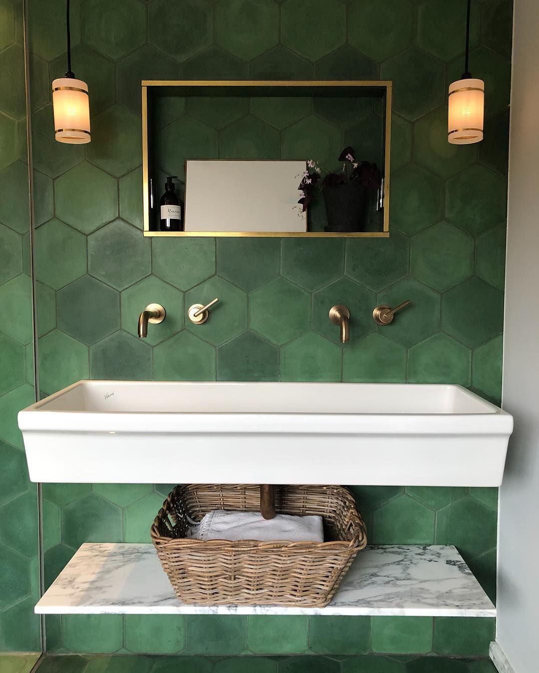Banheiro com azulejos verdes geométricos