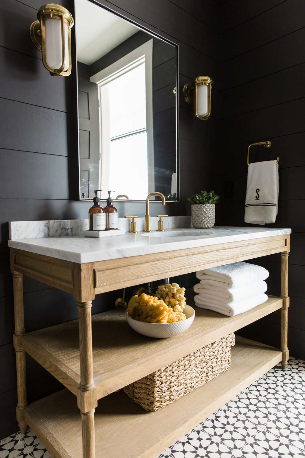 Banheiro preto com penteadeira de madeira