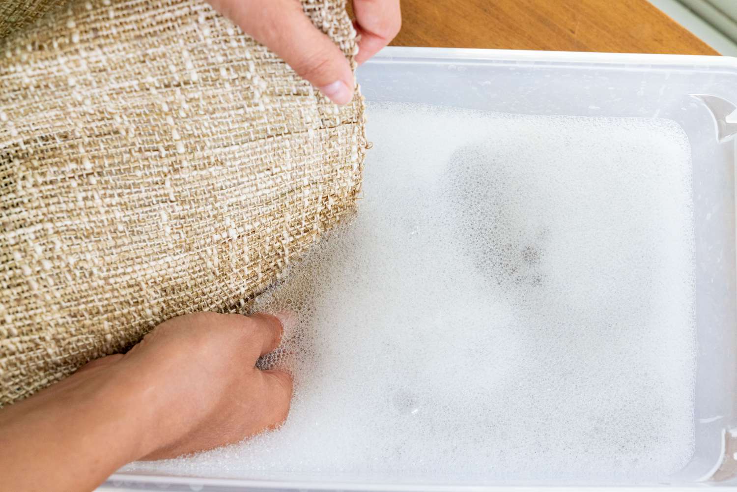 Sackleinen handgewaschen in Plastikwanne mit Seifenwasser