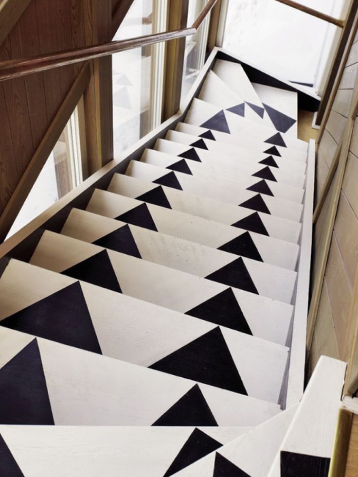 schwarz-weiße Treppe mit Rautenmuster