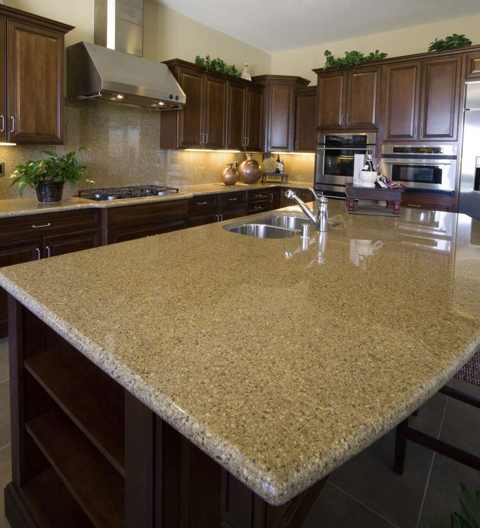 ein gewöhnlicher beiger Granit auf einer Insel in einer Küche im Kirschbaumstil