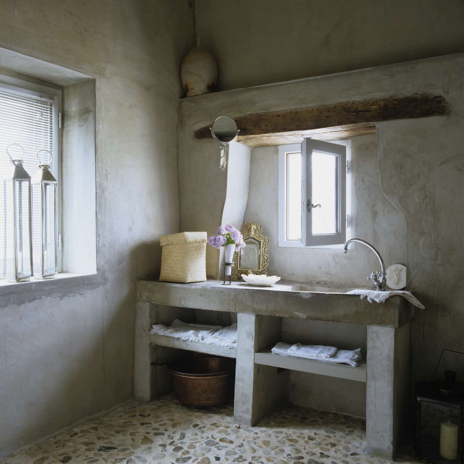 Renoviertes Badezimmer einer französischen Scheune aus dem 17. Jahrhundert