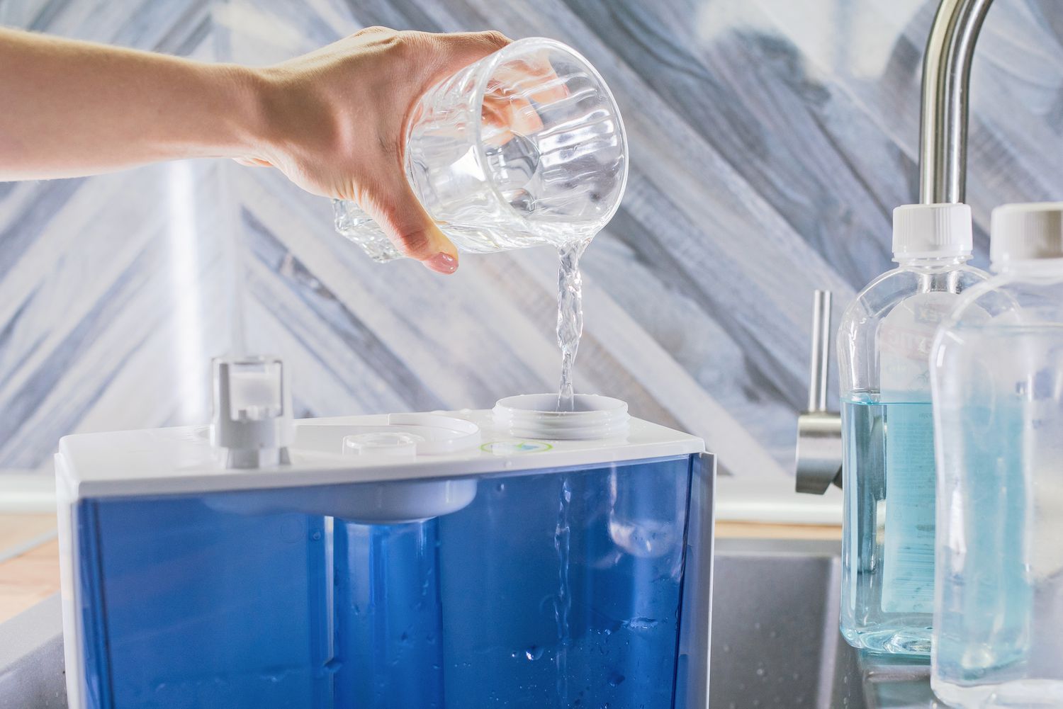 Bleichmittel-Wasser-Gemisch, das zur Desinfektion in den Befeuchtertank gegossen wird 