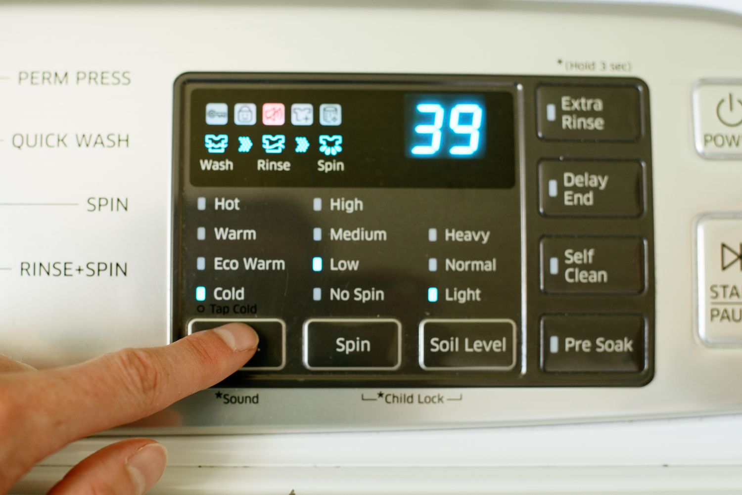 Máquina de lavar roupa ajustada para ciclo suave com água fria