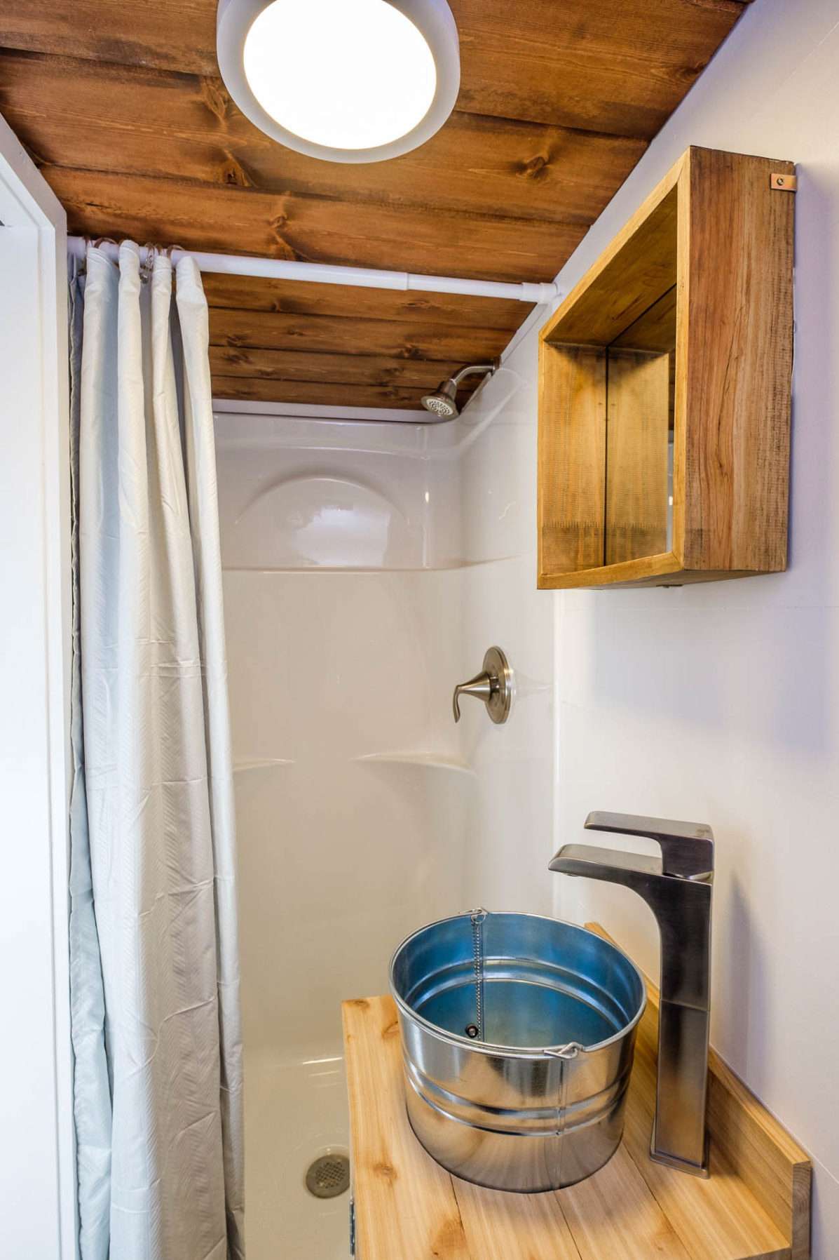 Stahleimer-Waschbecken im Bad eines kleinen Hauses