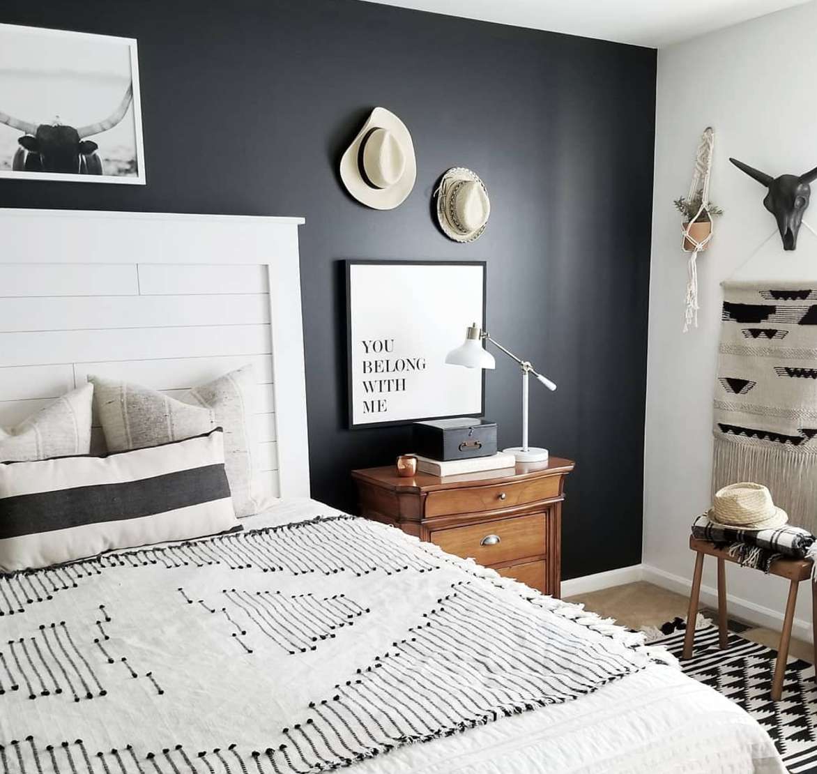 Schlafzimmer mit grauen Wänden und einem weißen Kopfteil