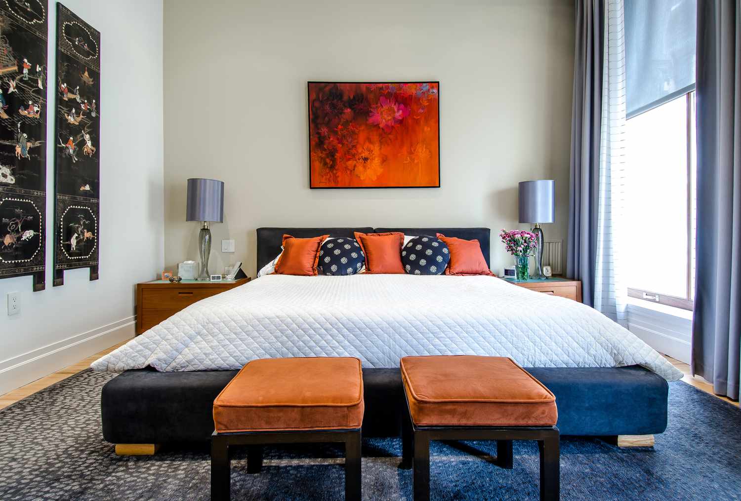 Schlafzimmer in Orange und Marineblau