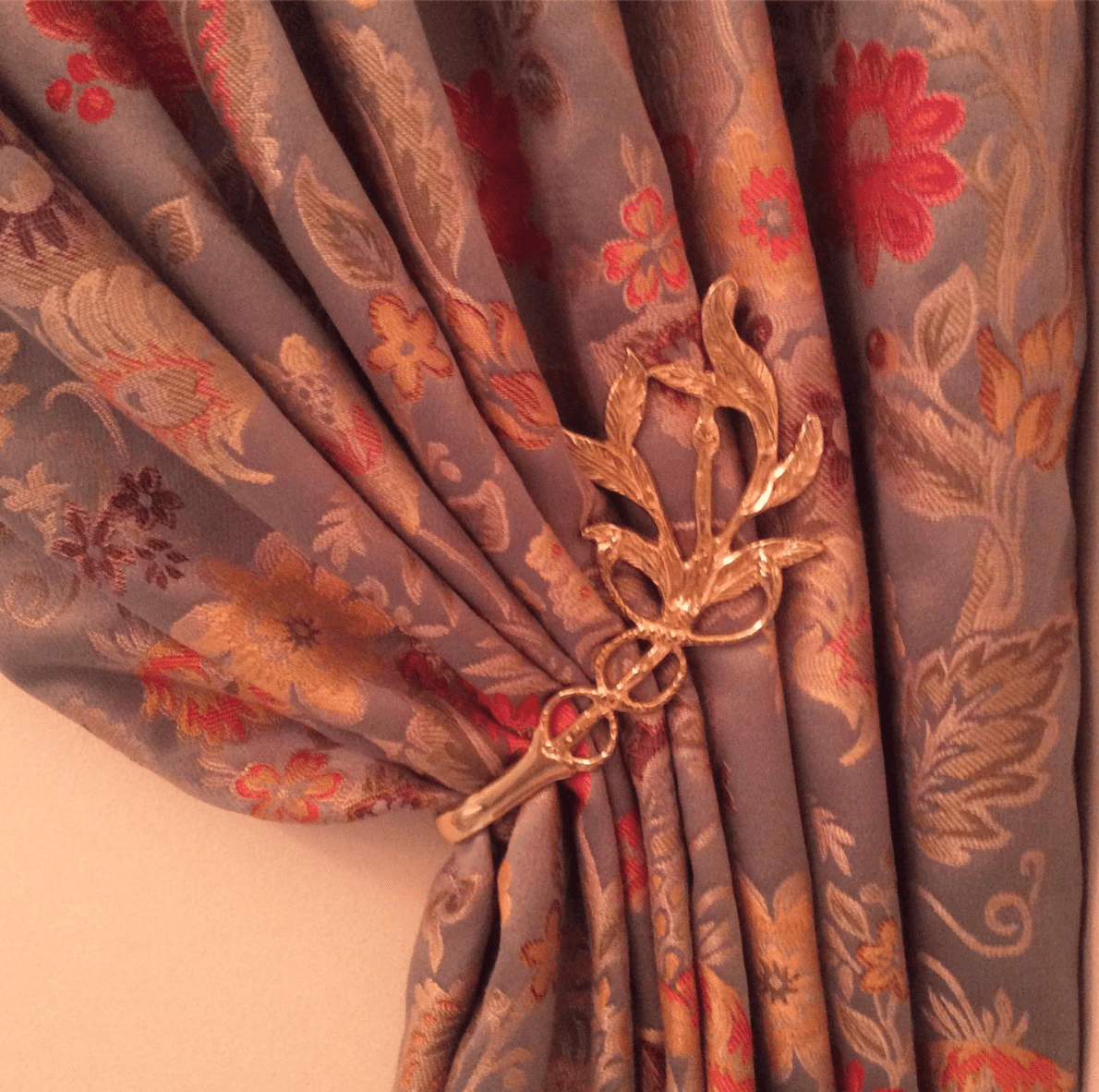 a structured floral curtain clip