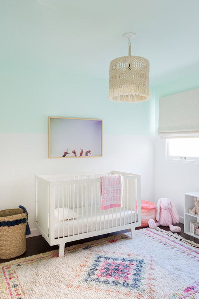 Chambre d'enfant à thème plage aux tons pastel avec murs à effet d'ombre