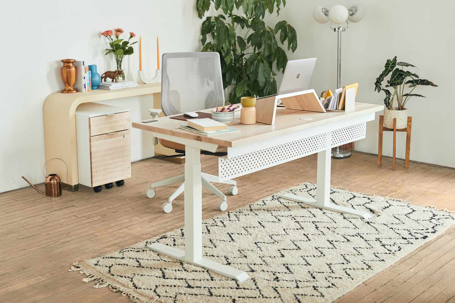 home office com móveis brancos e de madeira e um tapete em ziguezague