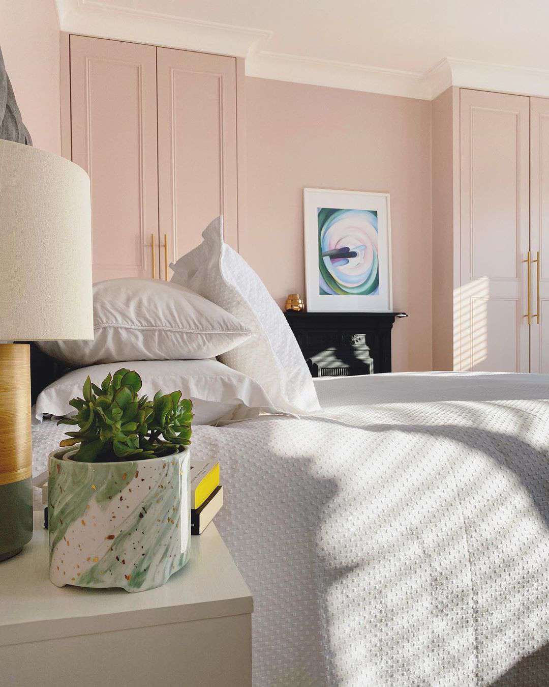 Quarto com paredes rosa claro e armários embutidos