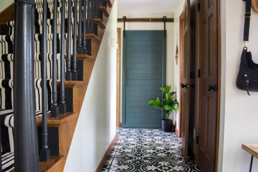 entrada con una escalera y una puerta corredera verde