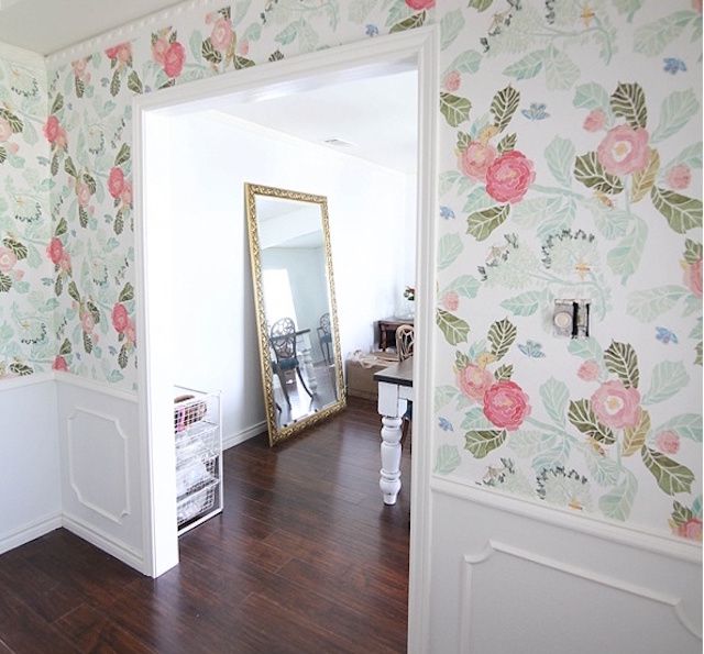 quarto branco com papel de parede floral rosa