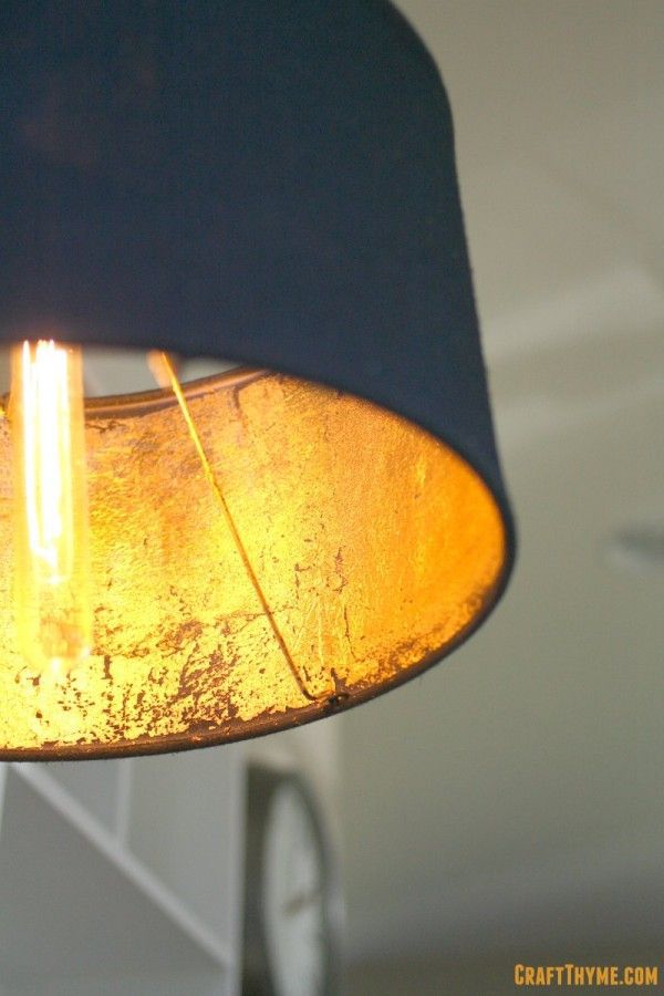 Lampenschirm mit schwarzer Außenseite und Blattgold innen in Nahaufnahme