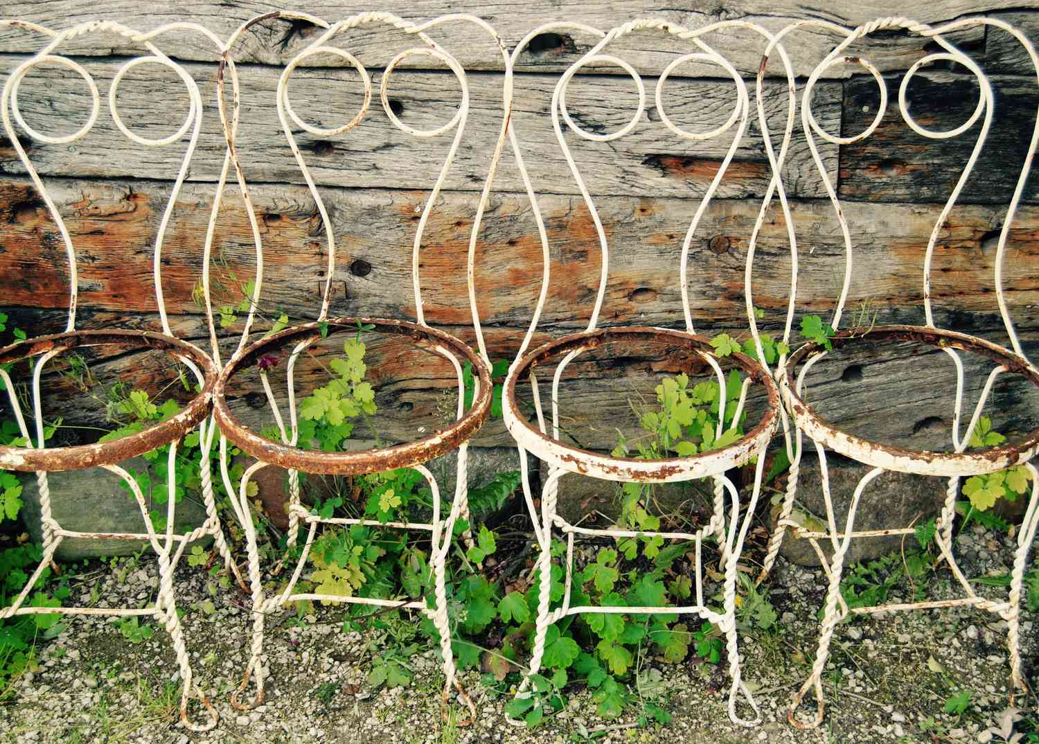 cadeiras de jardim abandonadas