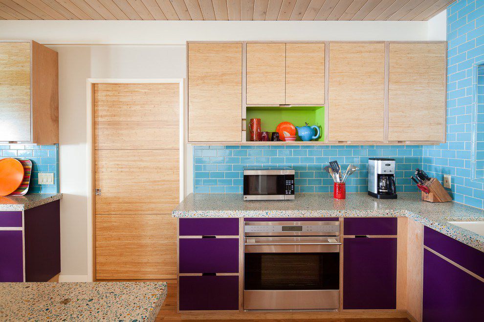 cozinha colorida com bancadas de vidro reciclado