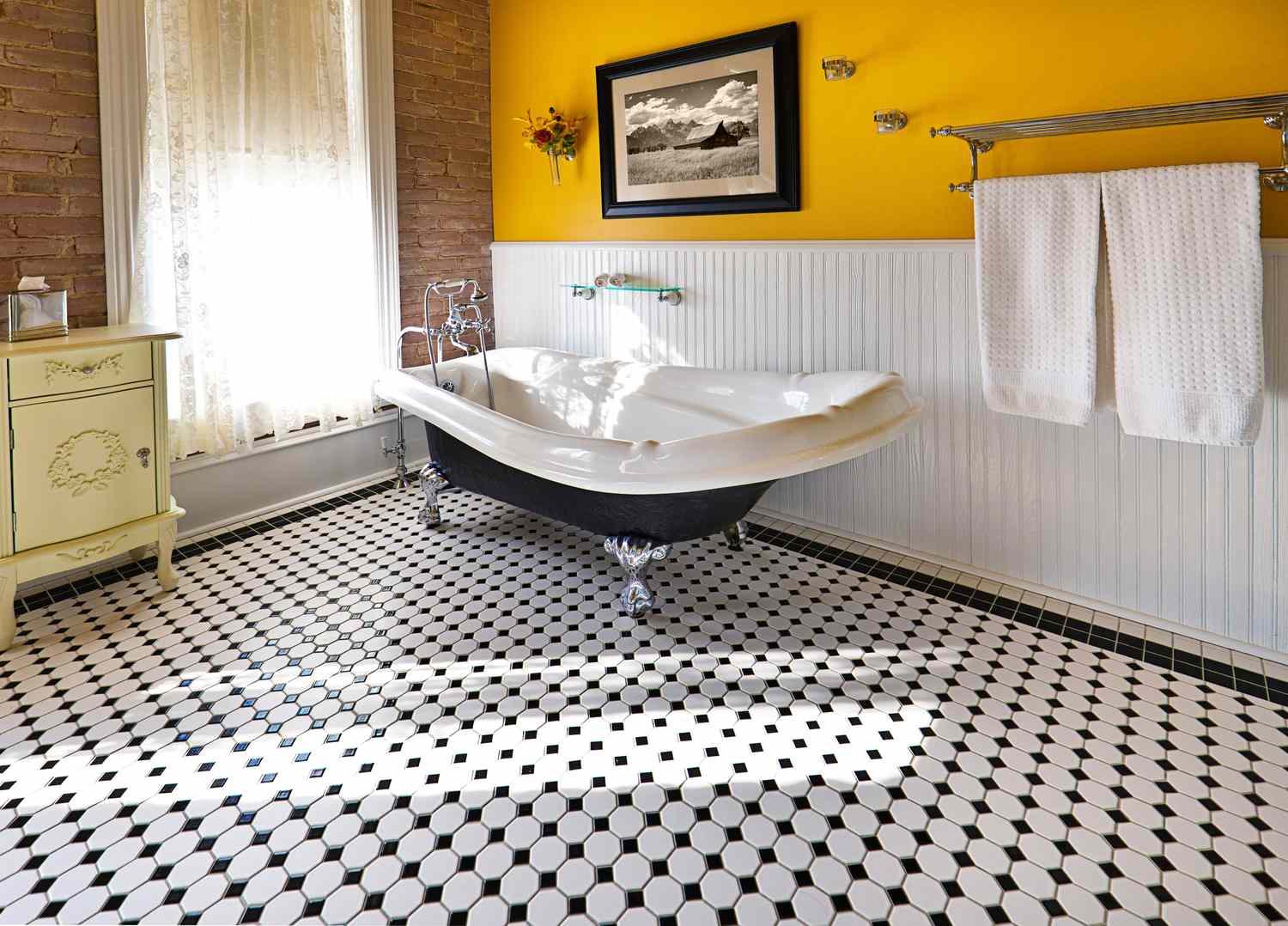 Salle de bain jaune + noir