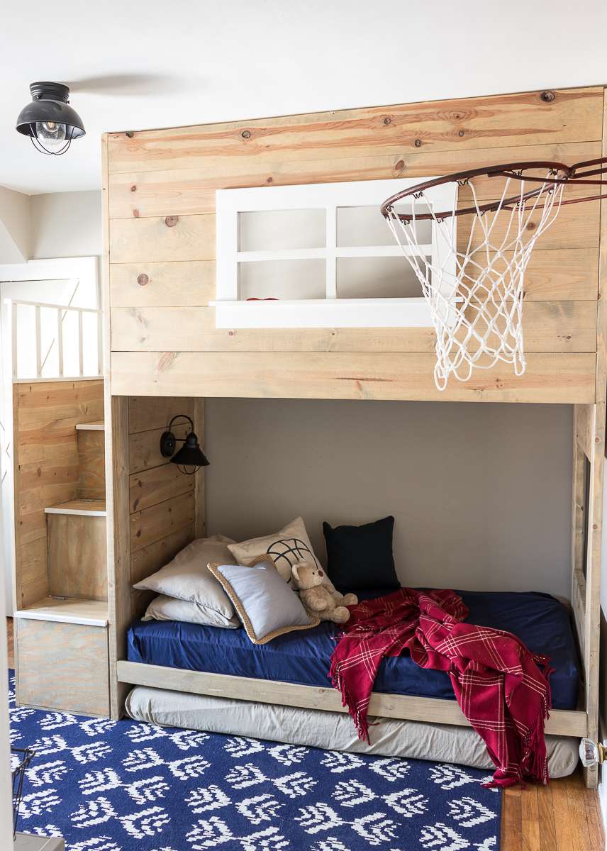 quarto de menino com cesta de basquete