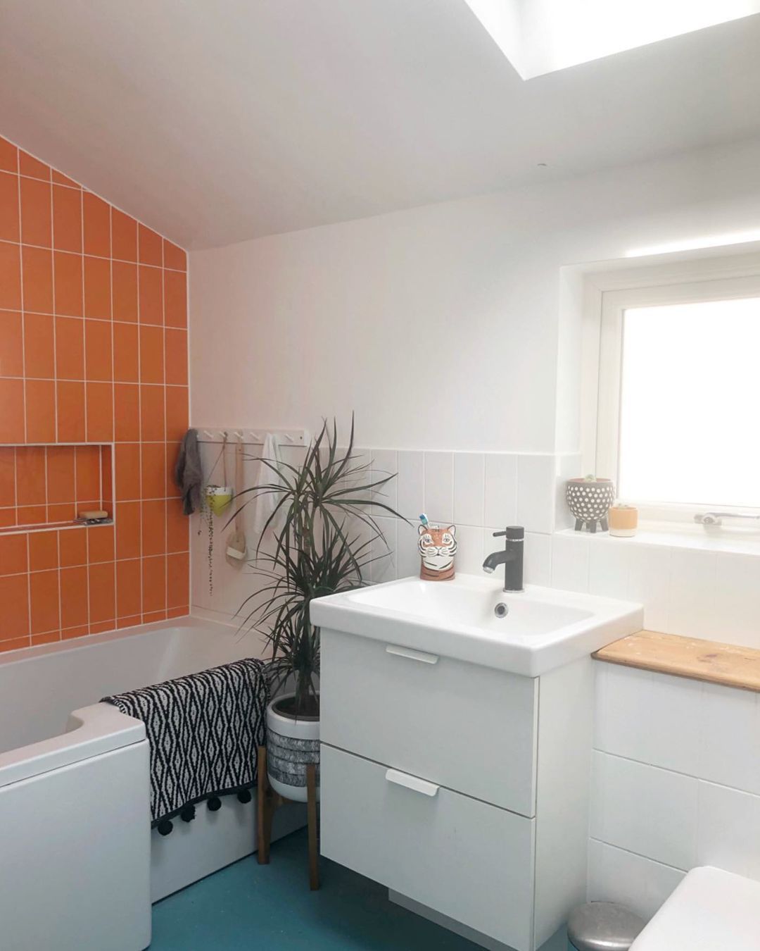 Salle de bain avec carrelage orange