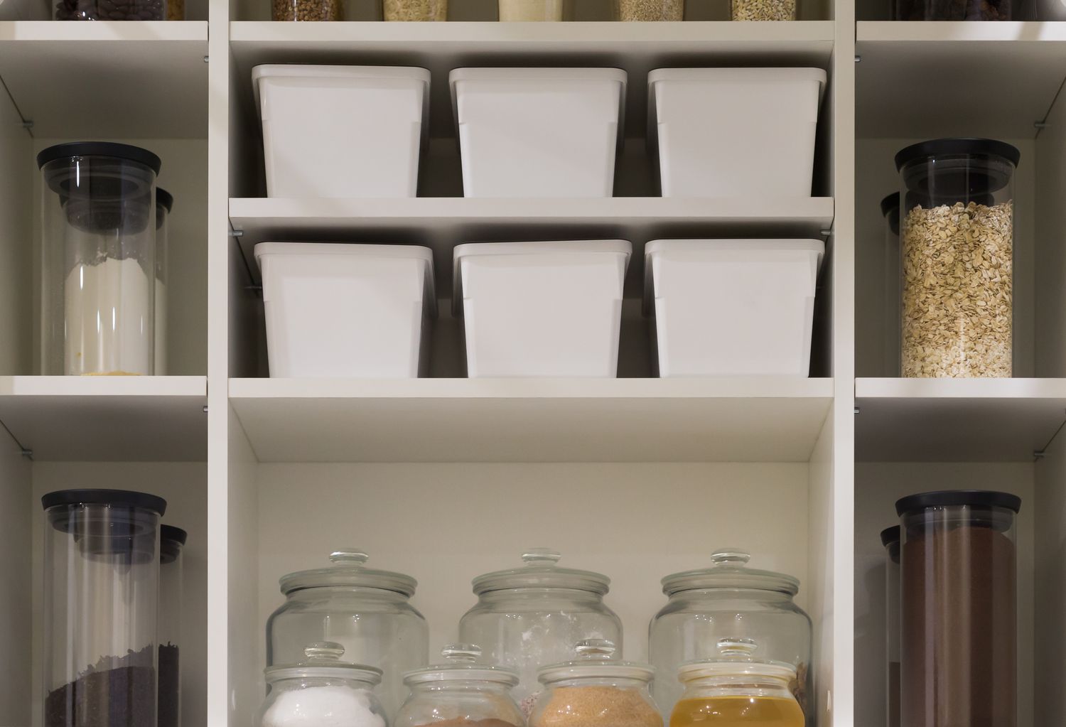 Interior. Frascos e caixas no armário da cozinha