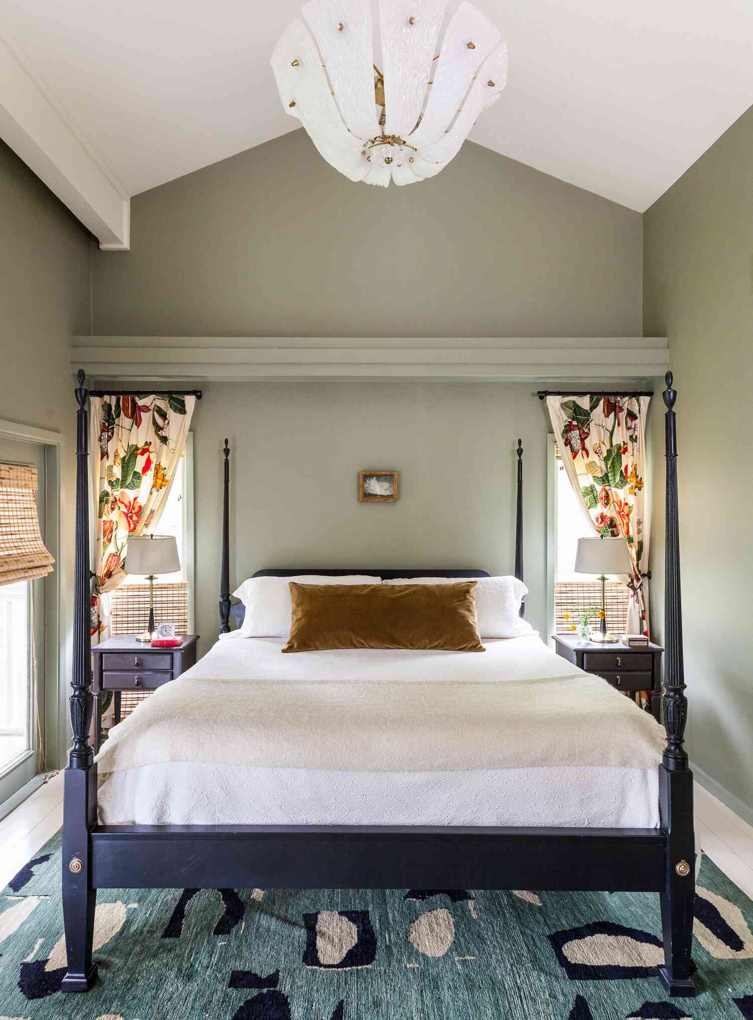 cortinas florais estreitas em ambos os lados da cama