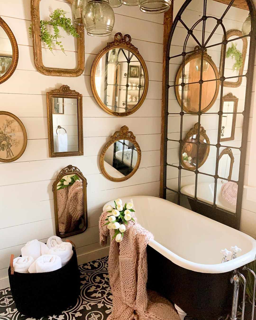 banheiro rústico com muitos espelhos vintage
