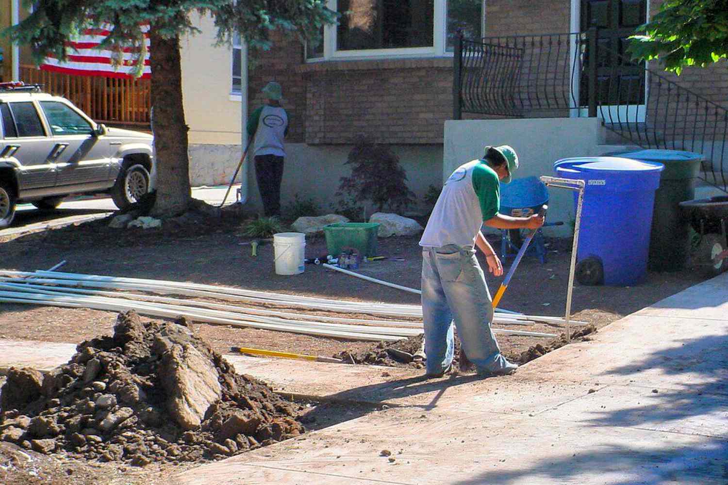 trabajadores en el patio delantero