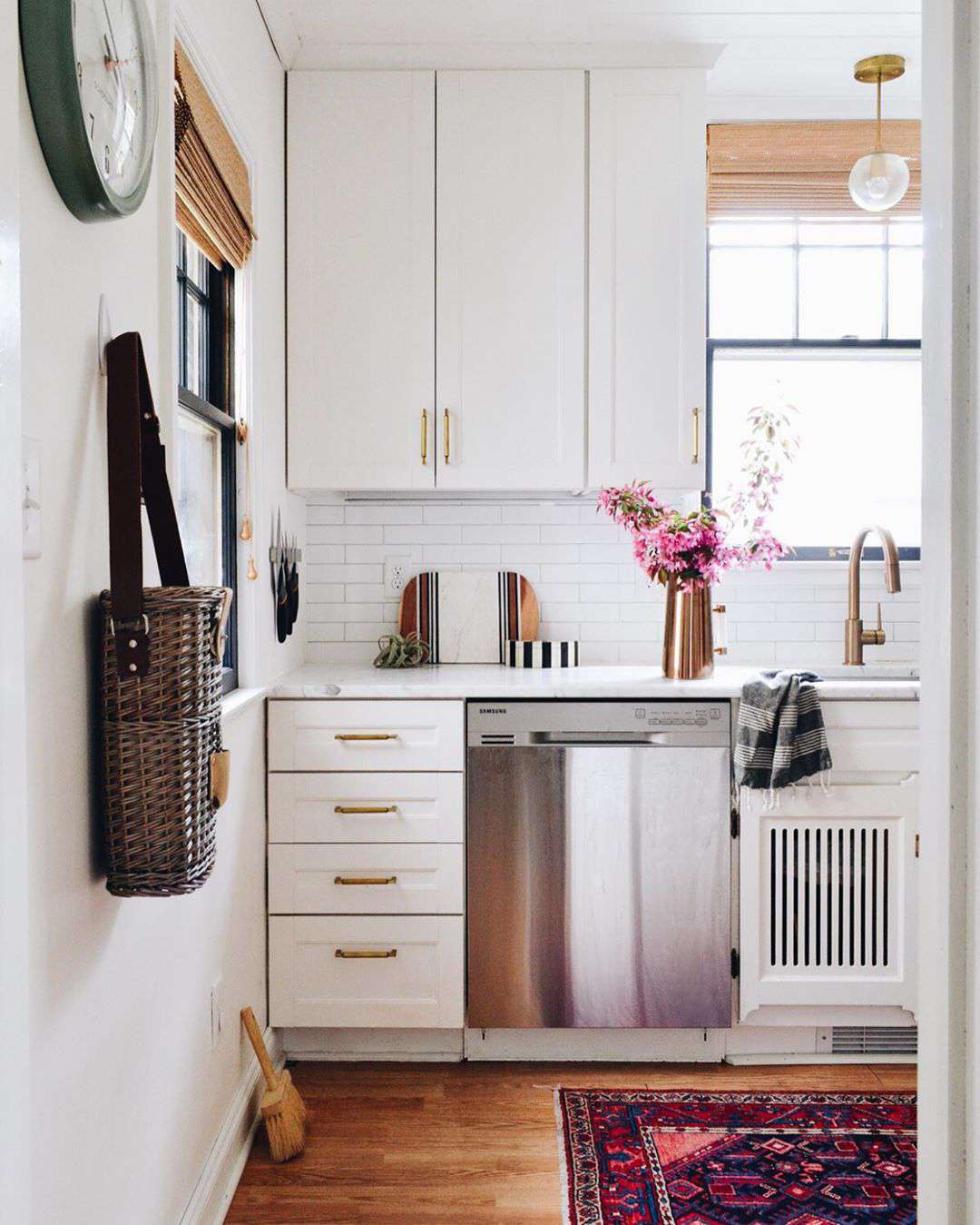 Cocina de azulejos blancos