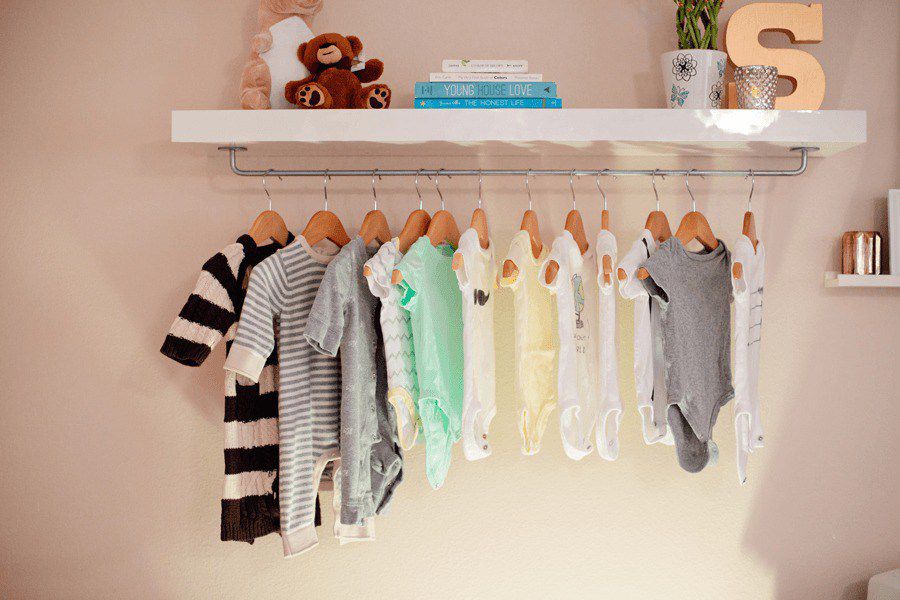Prateleira para guarda-roupa de quarto de bebê