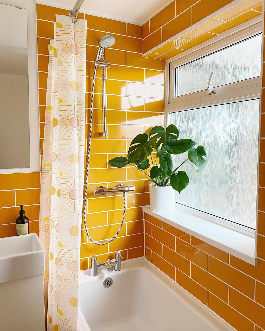 Badezimmer mit orangefarbenen Fliesen