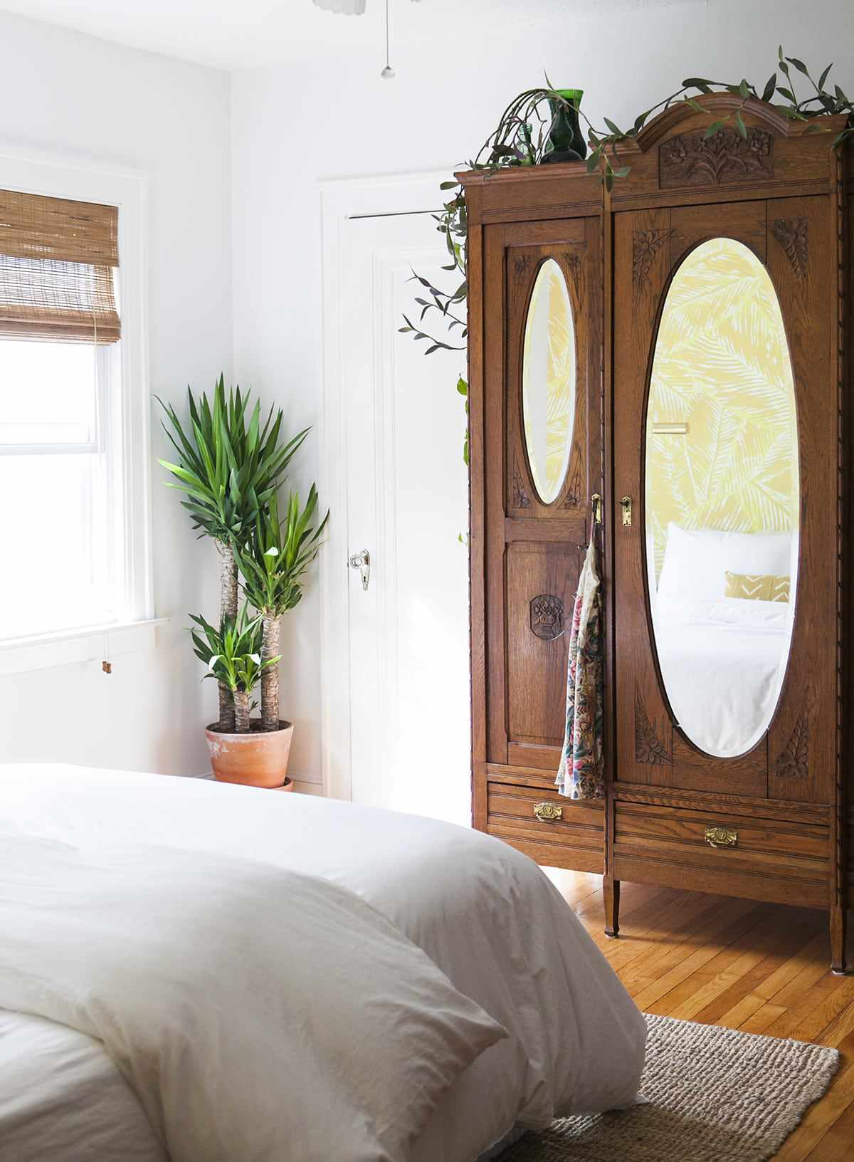 chambre vintage avec armoire