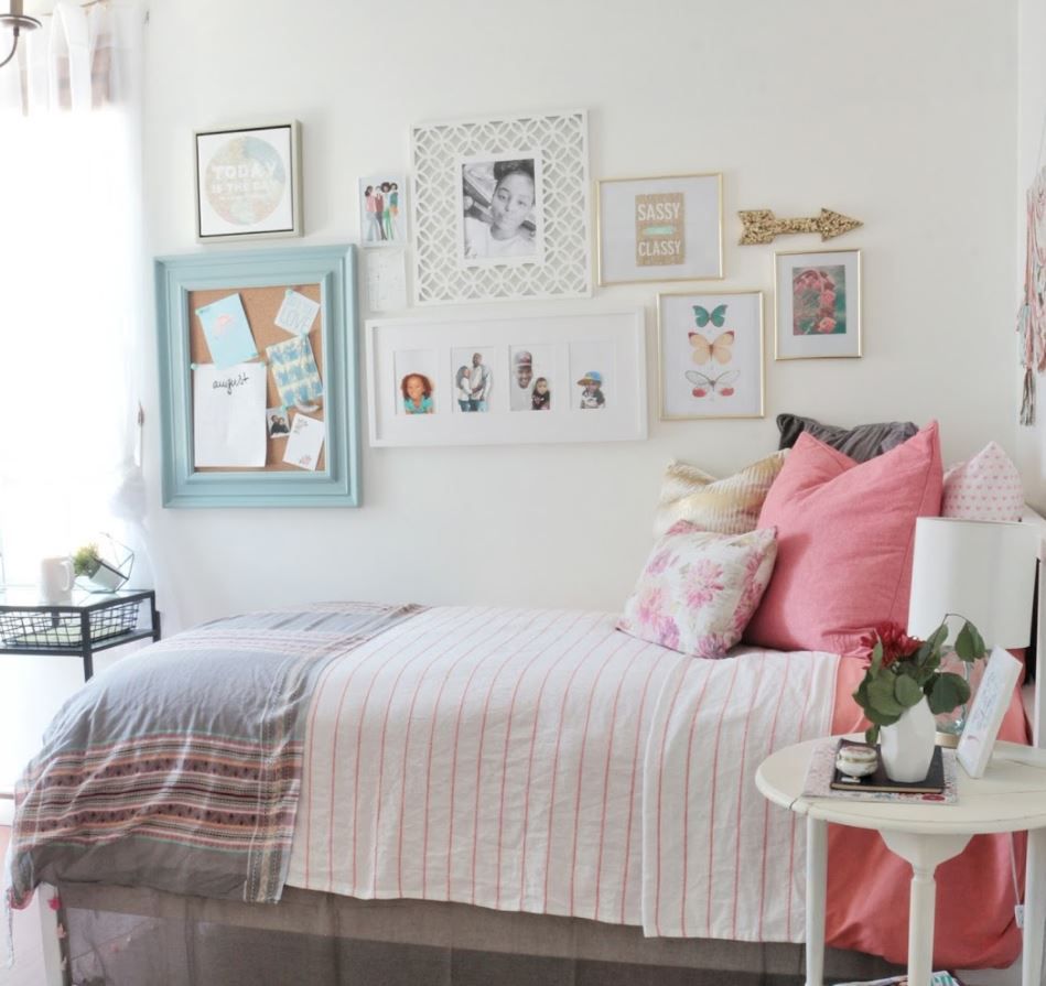 Quarto de menina adolescente com paredes brancas e muitas fotos de família em molduras.