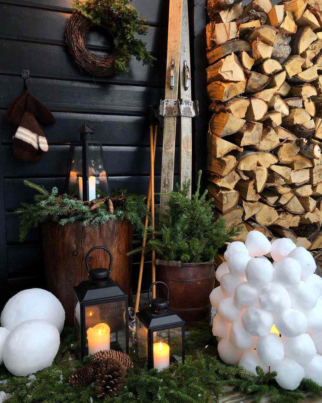 DIY-Schneeball-Laternen Lichter und Brennholz auf einer Veranda