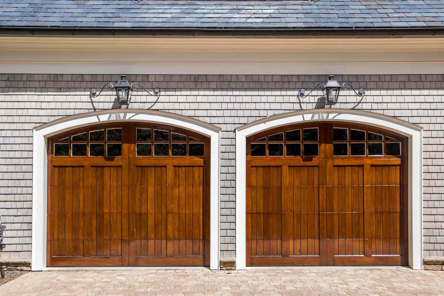 Puertas de garaje personalizadas de madera teñida para casa grande del sur