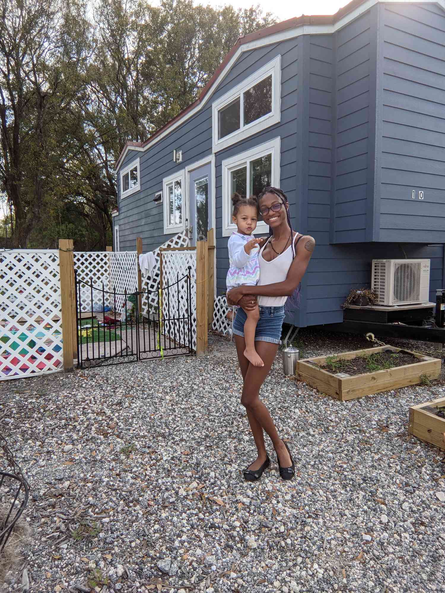 Alexis Monkhouse, 25 anos, vive e cria sua filha Nalani, 2 anos, em sua pequena casa na Flórida. Foto de: 